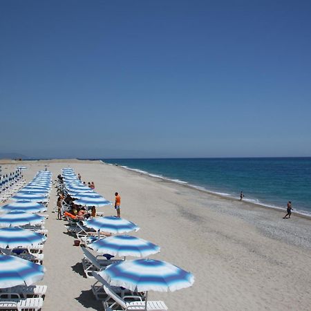Club Esse Aquilia Beach Village Badolato Marina Exterior photo