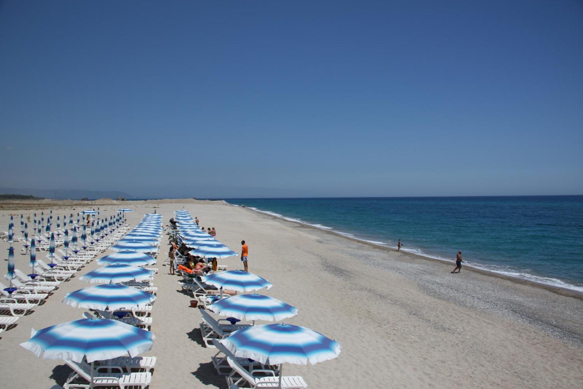 Club Esse Aquilia Beach Village Badolato Marina Exterior photo