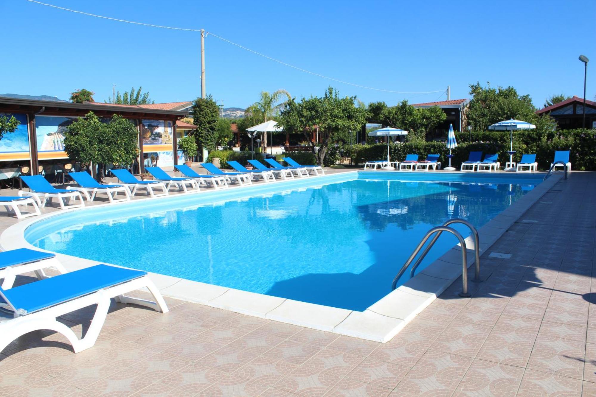 Club Esse Aquilia Beach Village Badolato Marina Exterior photo