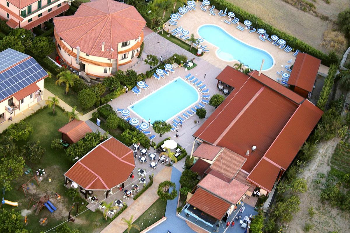 Club Esse Aquilia Beach Village Badolato Marina Exterior photo