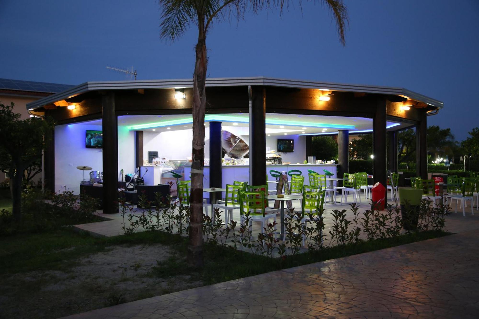 Club Esse Aquilia Beach Village Badolato Marina Exterior photo
